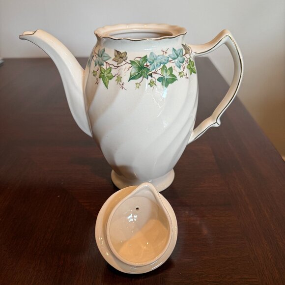 Johnson Bros English Coffee Pot - Ivy Pattern - Picture 4 of 6